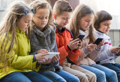 Bambini che guardano lo smartphone