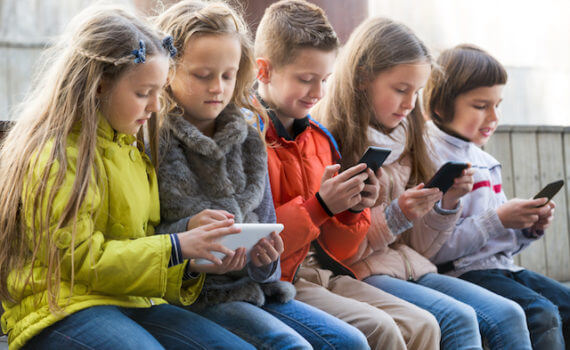 Bambini che guardano lo smartphone