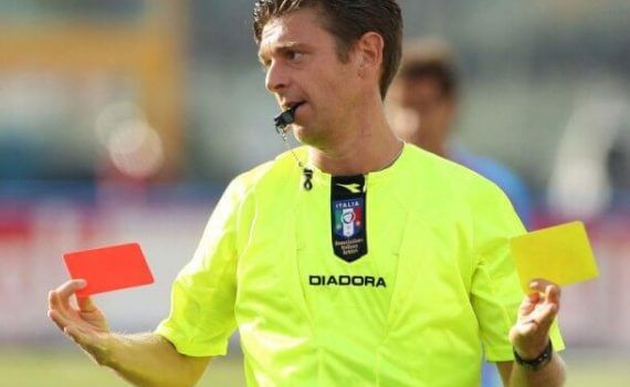 arbitro che ammonisce