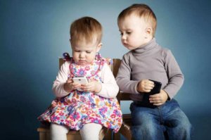 bambini con smartphone