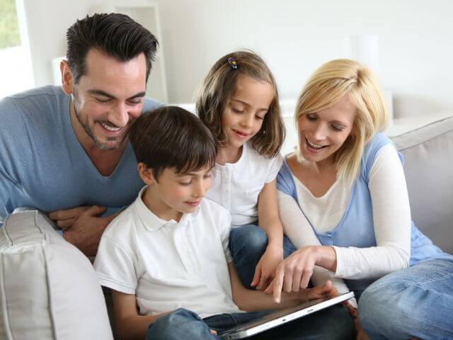 Famiglia che usa il tablet