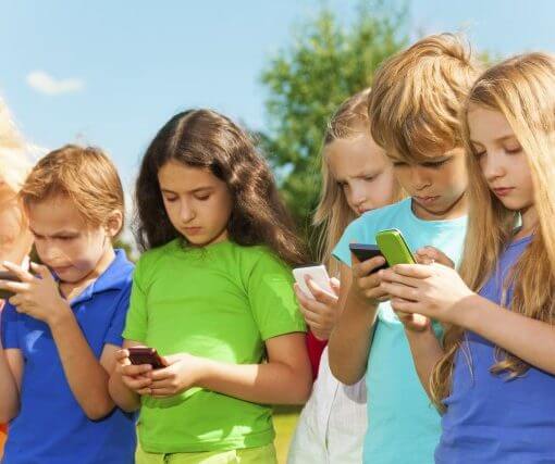 Bambini che guardano lo smartphone