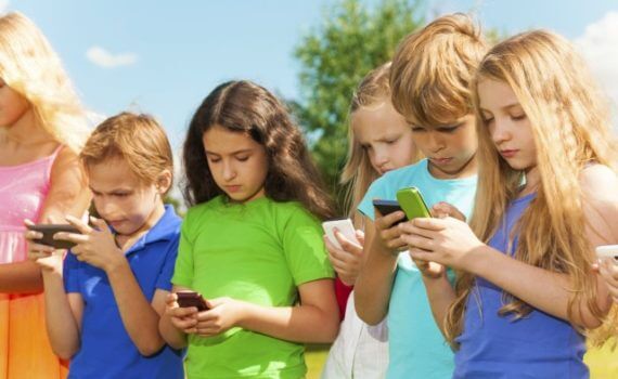 Bambini che guardano lo smartphone