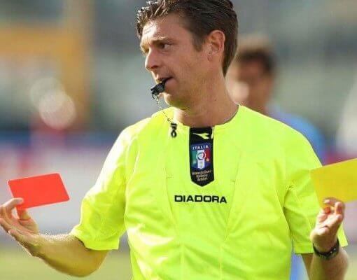 arbitro che ammonisce