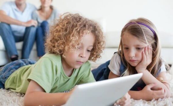 bambini davanti al tablet